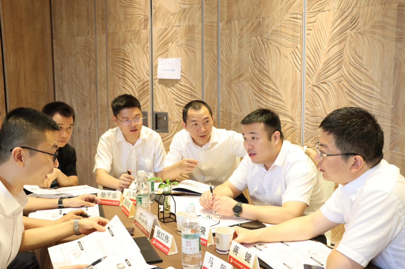 2021年6月25日-26日，永信贵宾会二建组织开展了2021年中高层主管执行力培训。本次培训特邀清华、北大、上海交大总裁班讲师，中国企业家协会特聘高级讲师许晋老师进行授课。